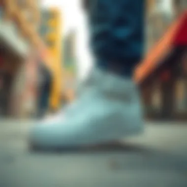 Versatility of Air Force Nike Siyah in Urban Style Air Force Nike Siyah in an urban setting highlighting its versatility